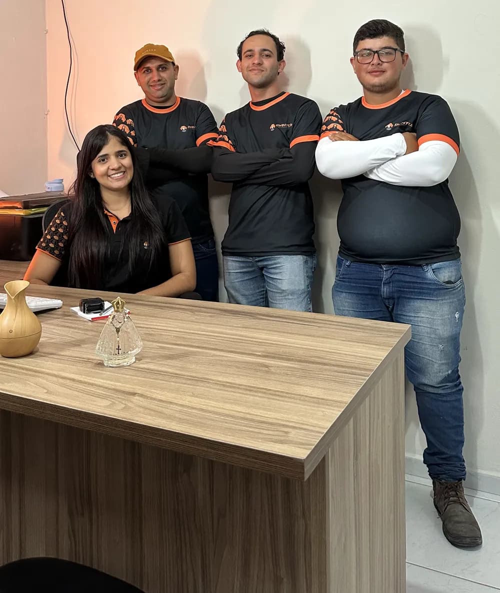Integrantes da equipe Maktub no escritório